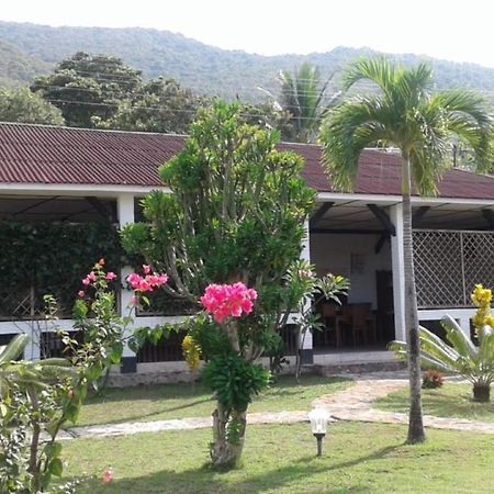 Hotel Casavelion Karimunjawa-Inseln Exterior foto